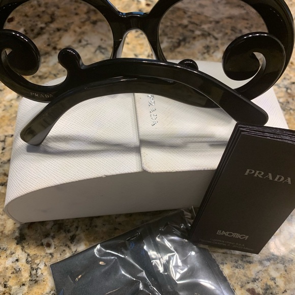 Prada - Picture 3 of 5